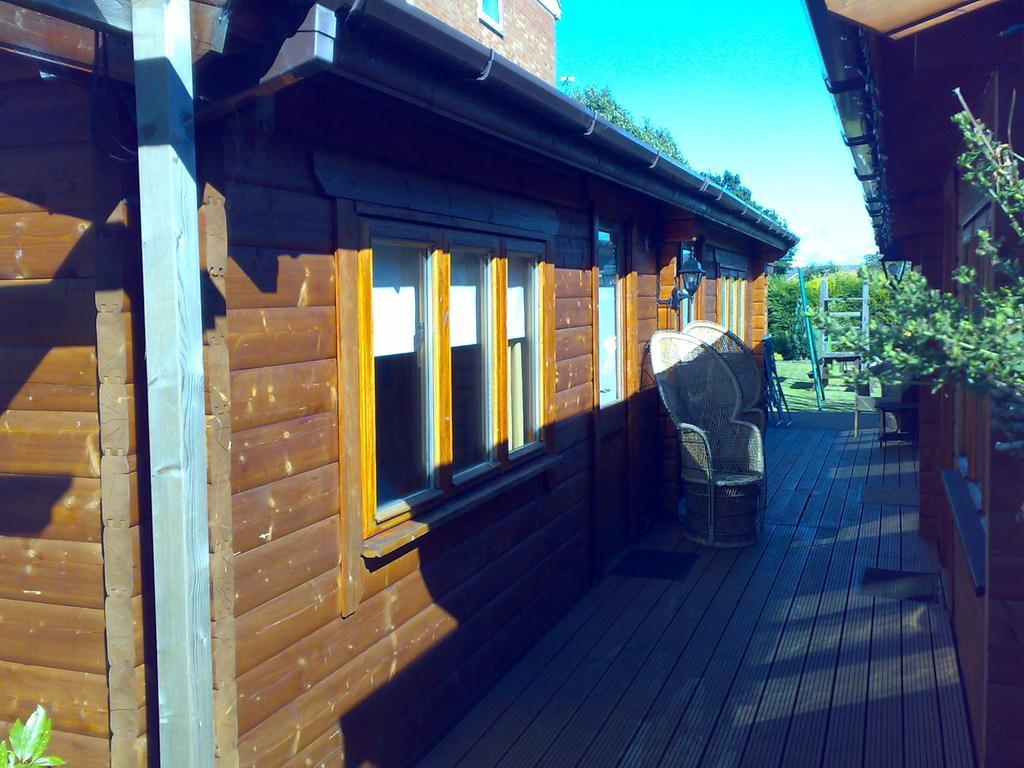 The White House Guest House Slough Esterno foto